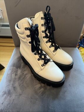 NWOT AQUATALIA White Lace-Up Lug Sole Ankle Boots with Black Laces. Size 8